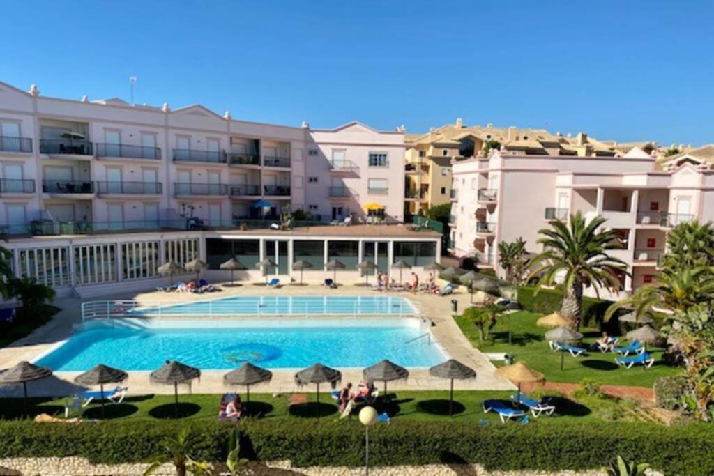 Lovely 2 Bedroom Apartment Including Pool, Stunning Ocean Views & Beach Closeby Luz Eksteriør bilde
